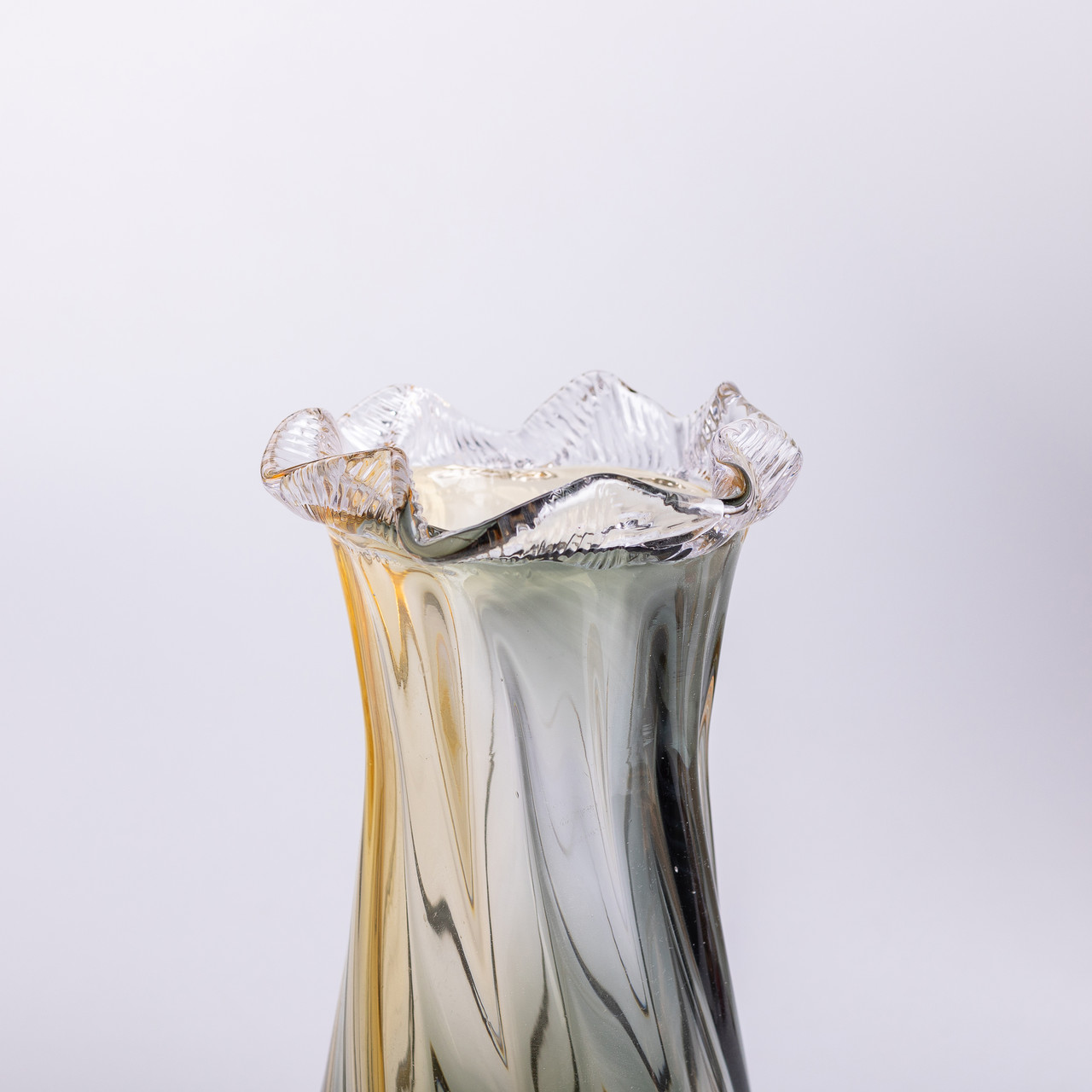 Ваза декоративна 26 см для квітів скляна фігурна ваза з кольорового скла 1.2 л Жовто-сіра