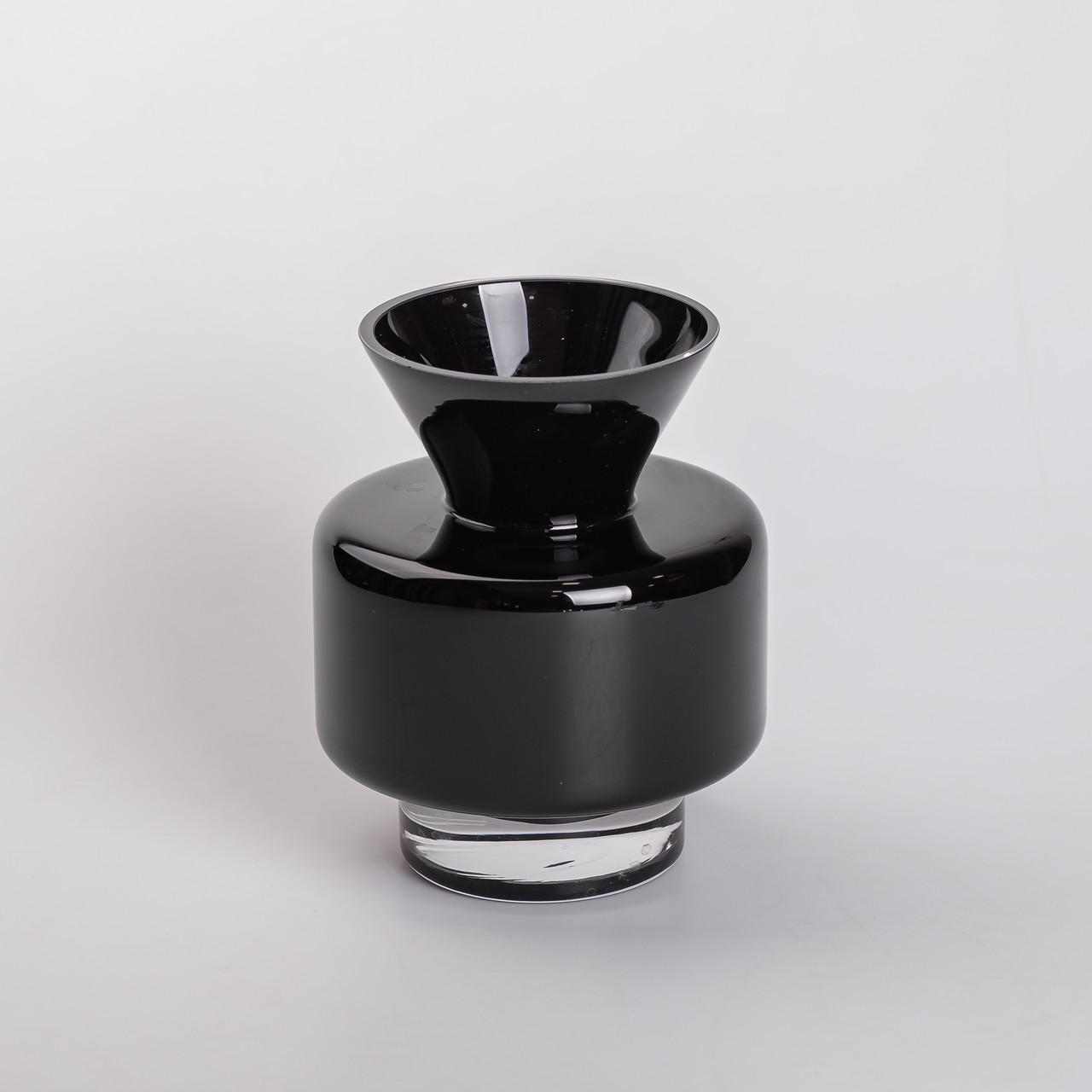 Ваза з кольорового скла для квітів 17.5 см декоративна ваза для декору та інтер&apos;єру 1.5 л Чорна