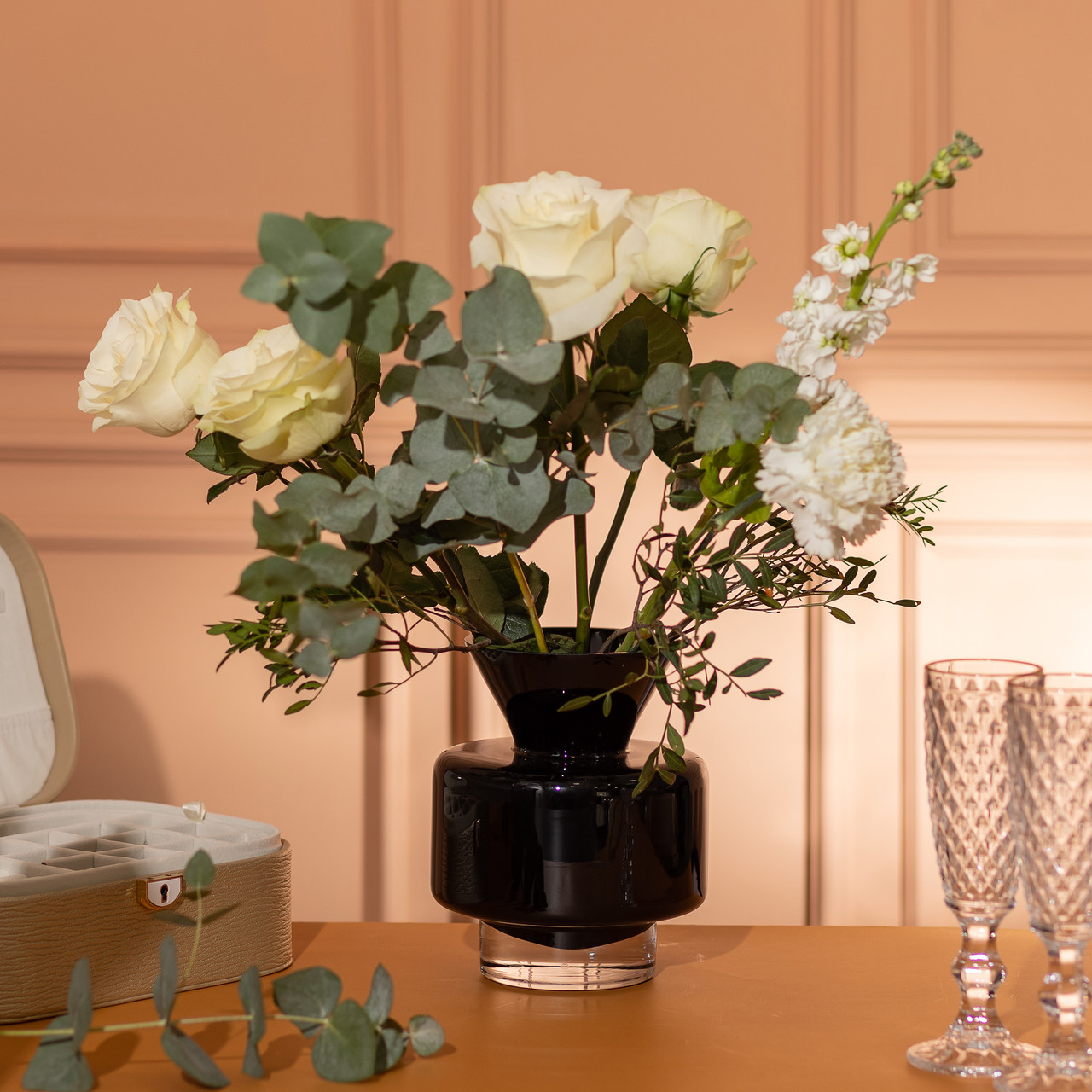 Ваза з кольорового скла для квітів 17.5 см декоративна ваза для декору та інтер&apos;єру 1.5 л Чорна