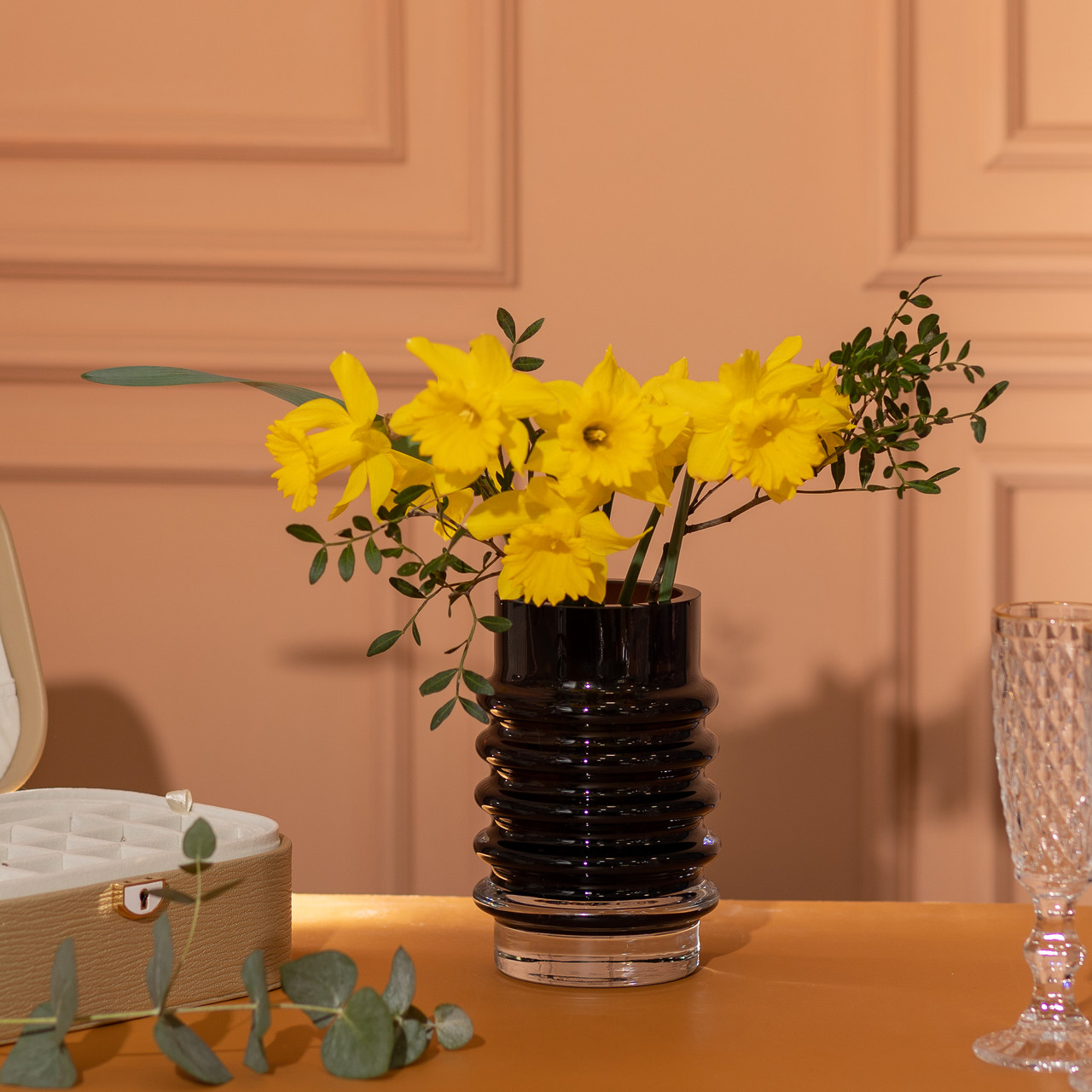 Ваза скляна декоративна 18 см у скандинавському стилі для квітів та інтер'єру 900 мл Чорна