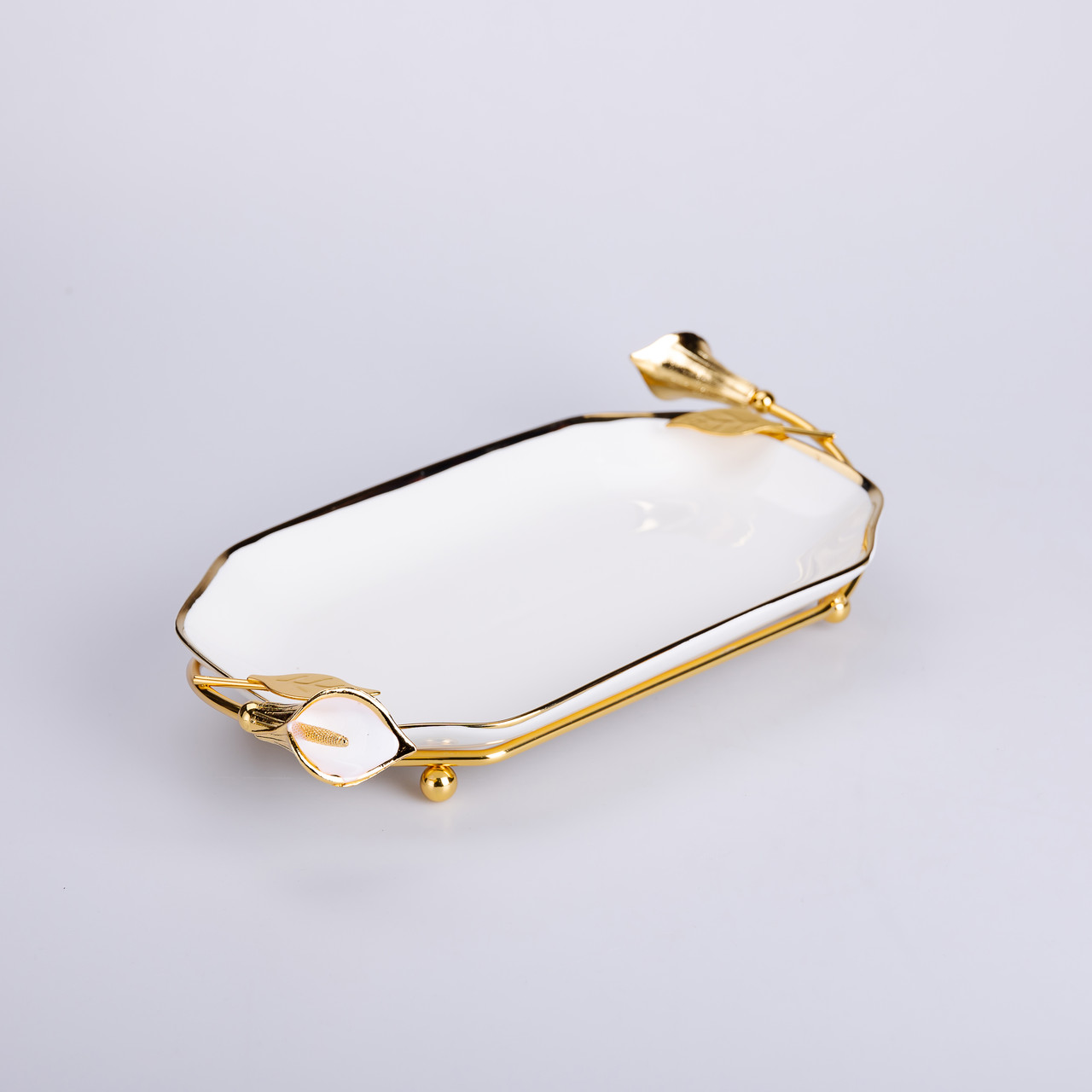 Біла керамічна фруктовниця із золотом на металевій підставці