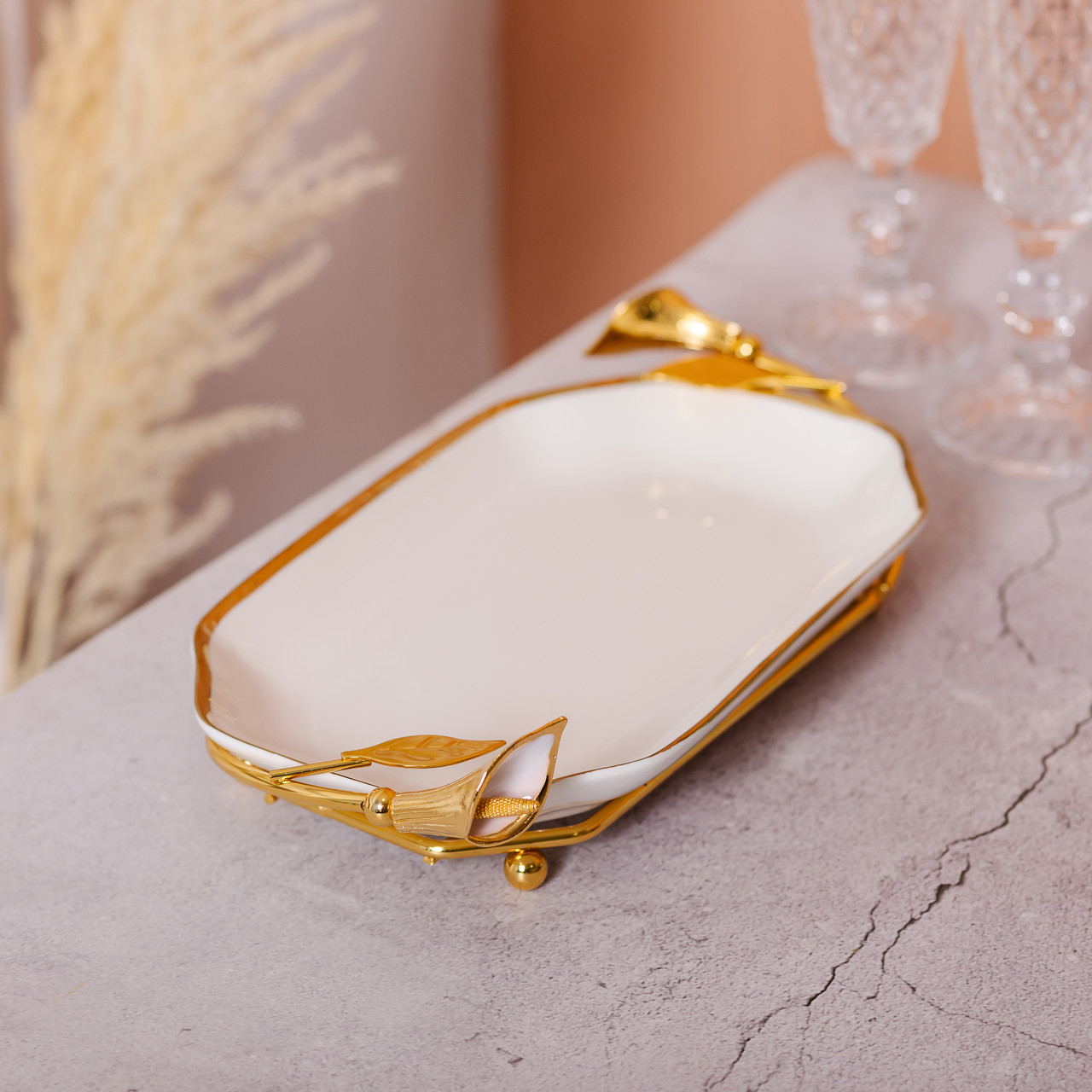 Керамічна фруктовниця на підставці 26×15×3.5 см Біла із золотом