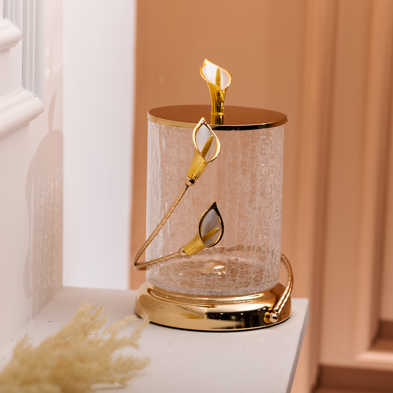 Цукерниця скляна 14×23 см з квітковим металевим декором цукерниця з кришкою