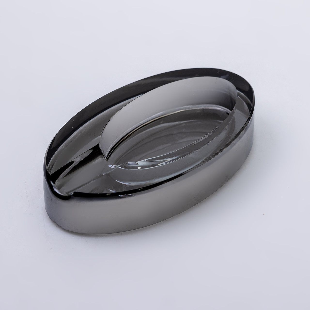 Овальна сіра скляна попільничка для сигарет на стіл