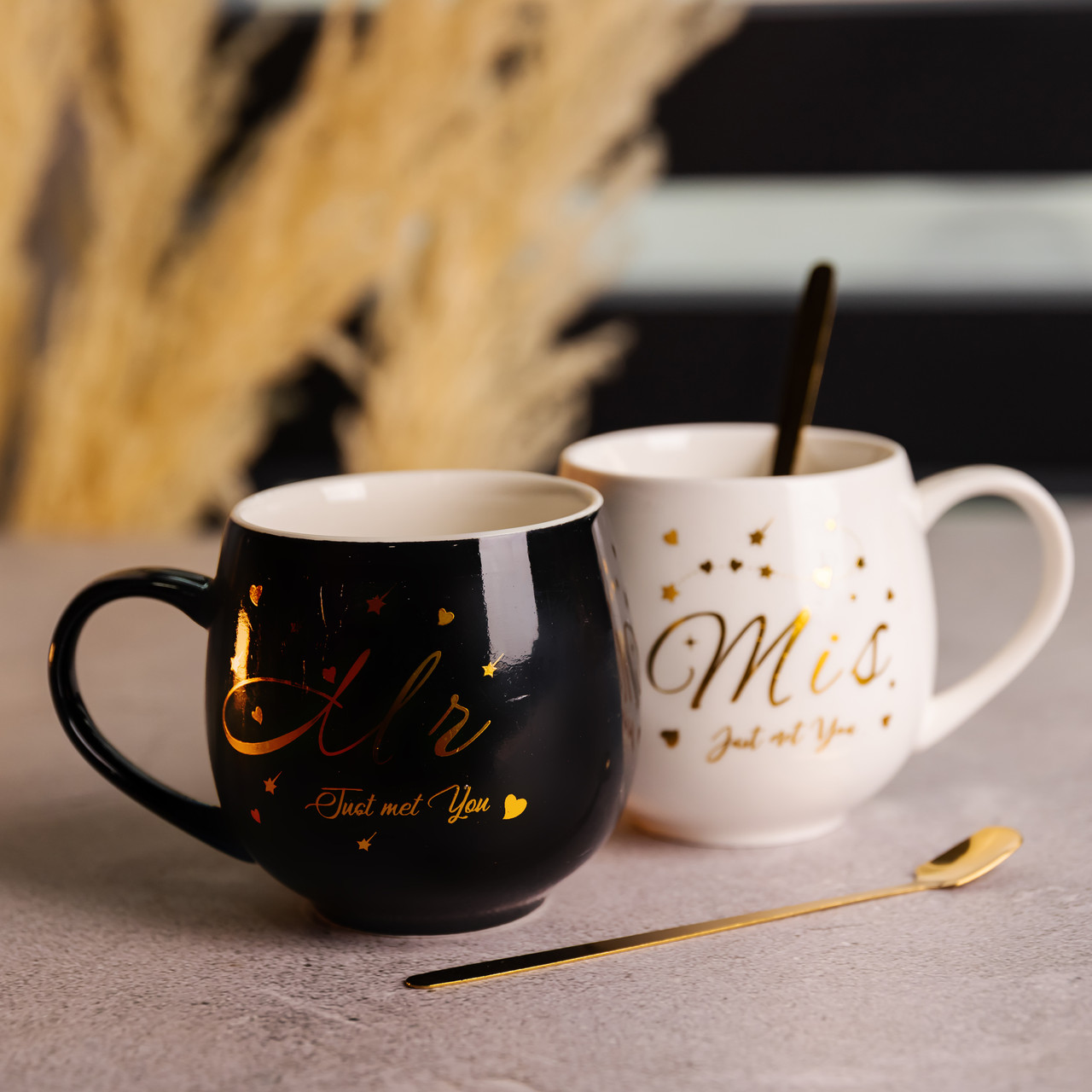 Набір парних порцелянових чашок Mr&Mis 2 (шт) по 350 (мл) чашки на подарунок з ложкою Чорний з білим FM-29