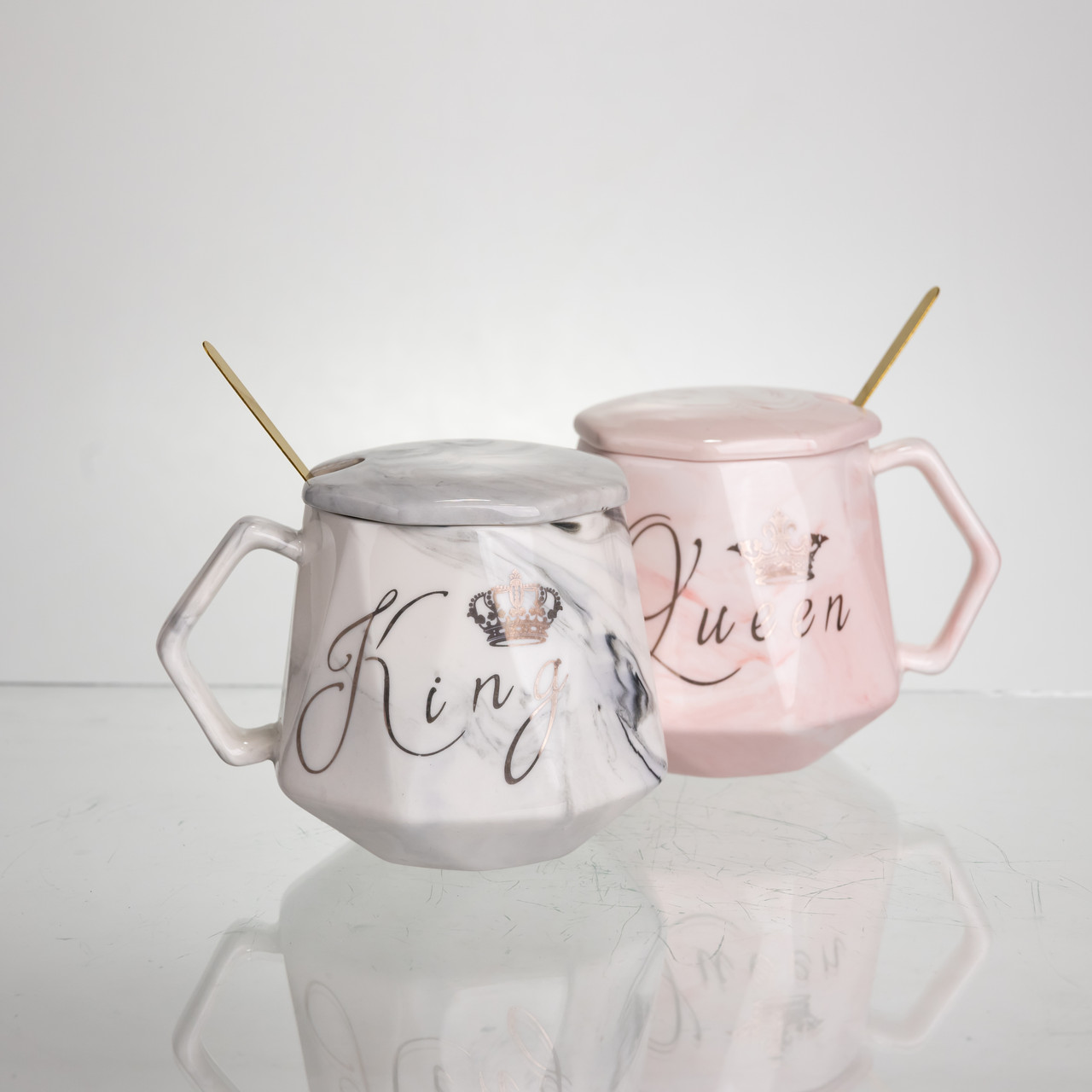 Набір парних порцелянових чашок Queen&King 2 (шт) по 400 (мл) чашки на подарунок із кришкою і ложкою Рожевий з блакитним FM-31