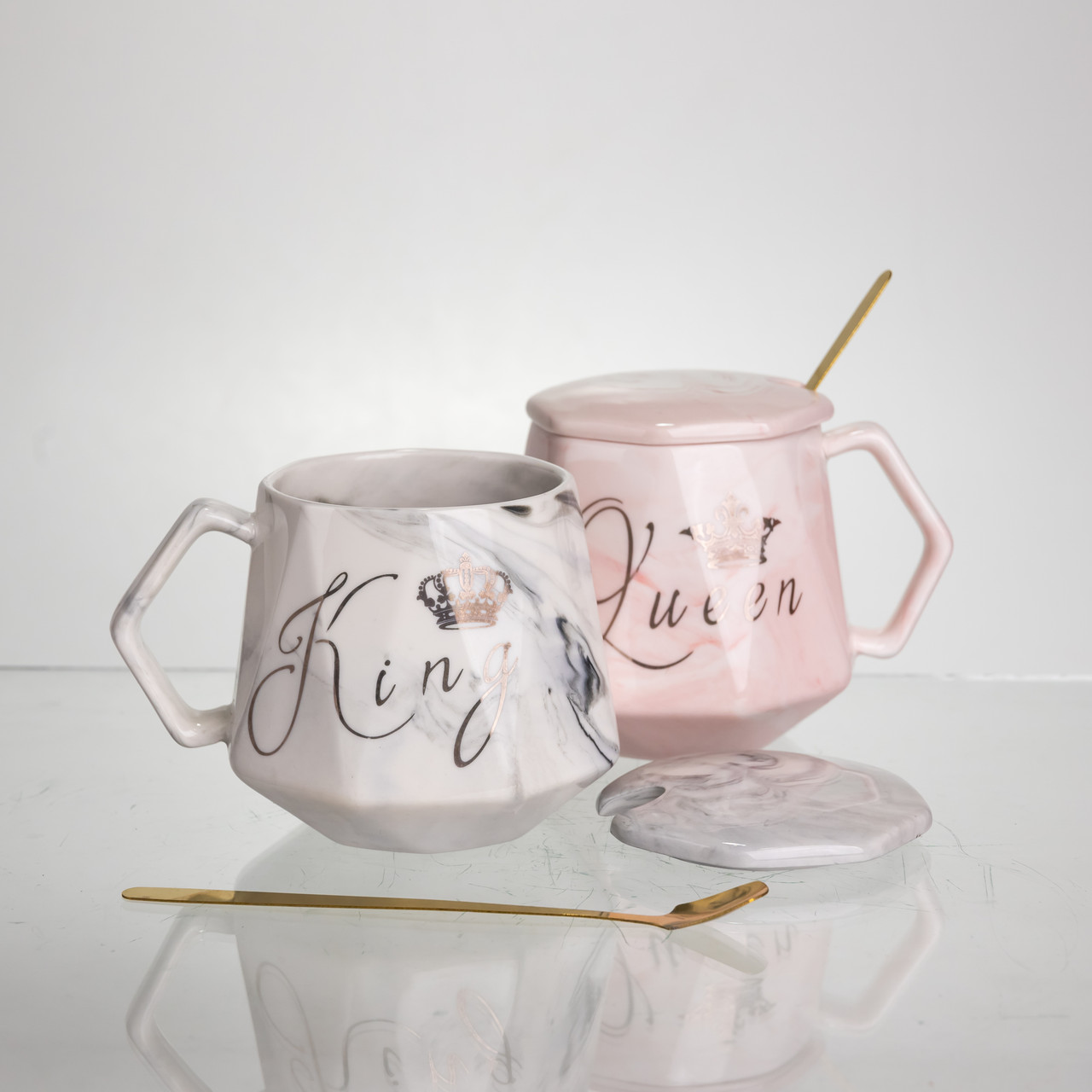 Набір парних порцелянових чашок Queen&King 2 (шт) по 400 (мл) чашки на подарунок із кришкою і ложкою Рожевий з блакитним FM-31