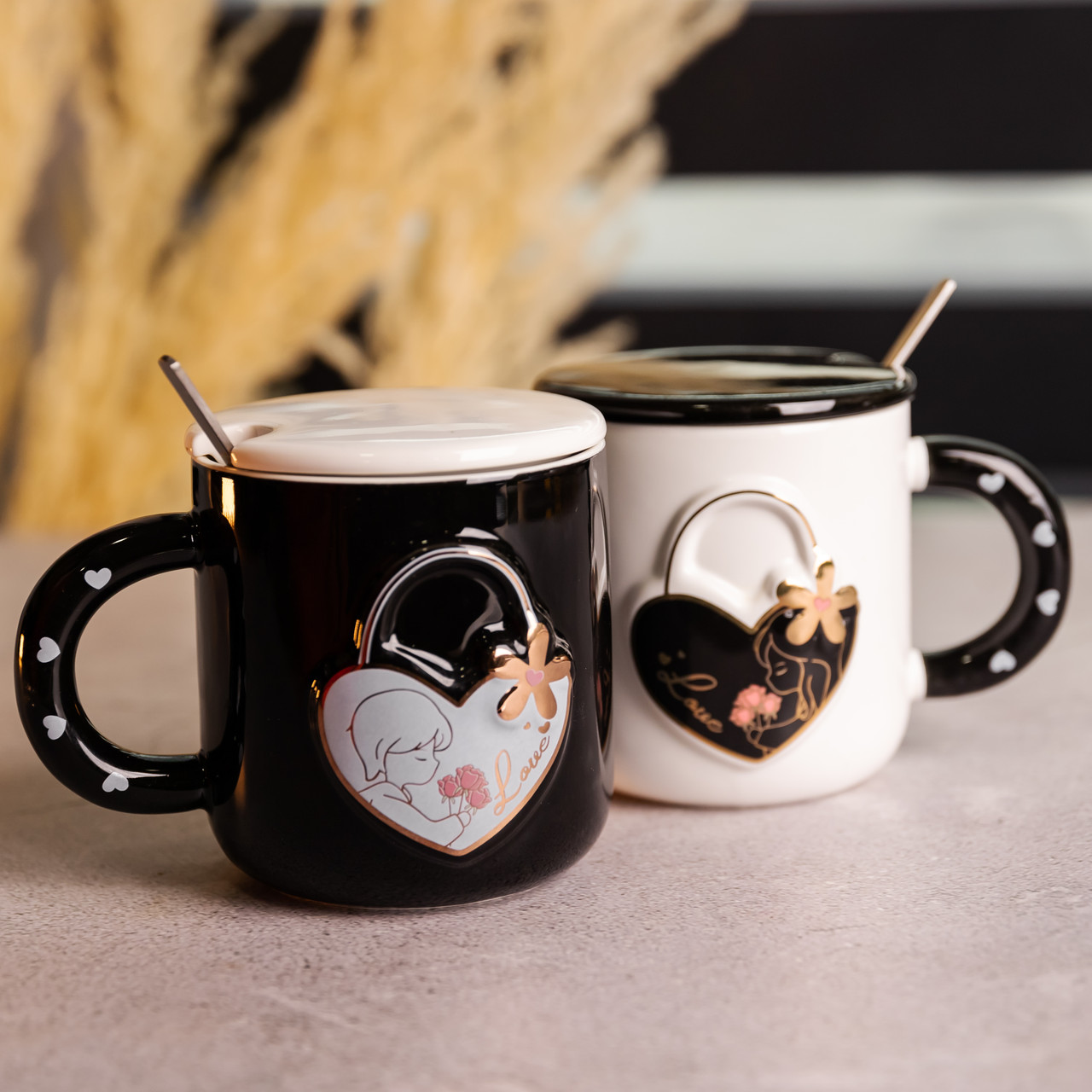 Набір парних порцелянових чашок із серцем 2 (шт) по 400 (мл) чашки на подарунок із кришкою та ложкою Чорний з білим FM-33
