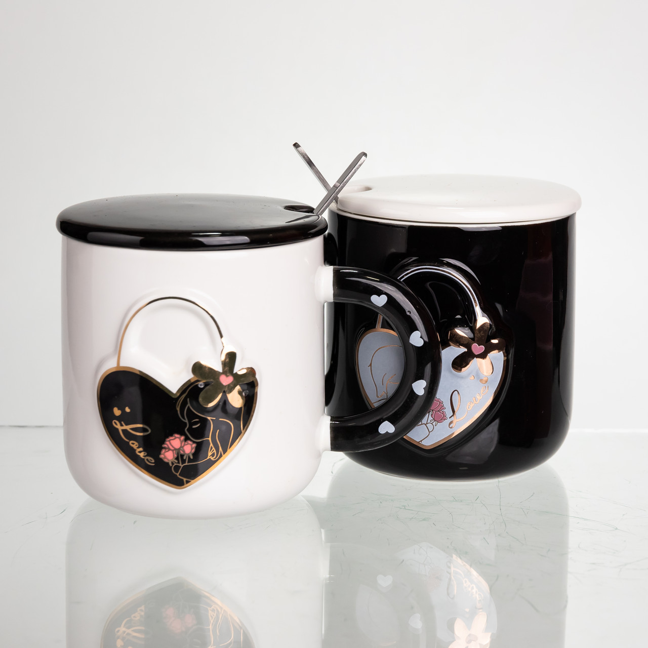 Набір парних порцелянових чашок із серцем 2 (шт) по 400 (мл) чашки на подарунок із кришкою та ложкою Чорний з білим FM-33