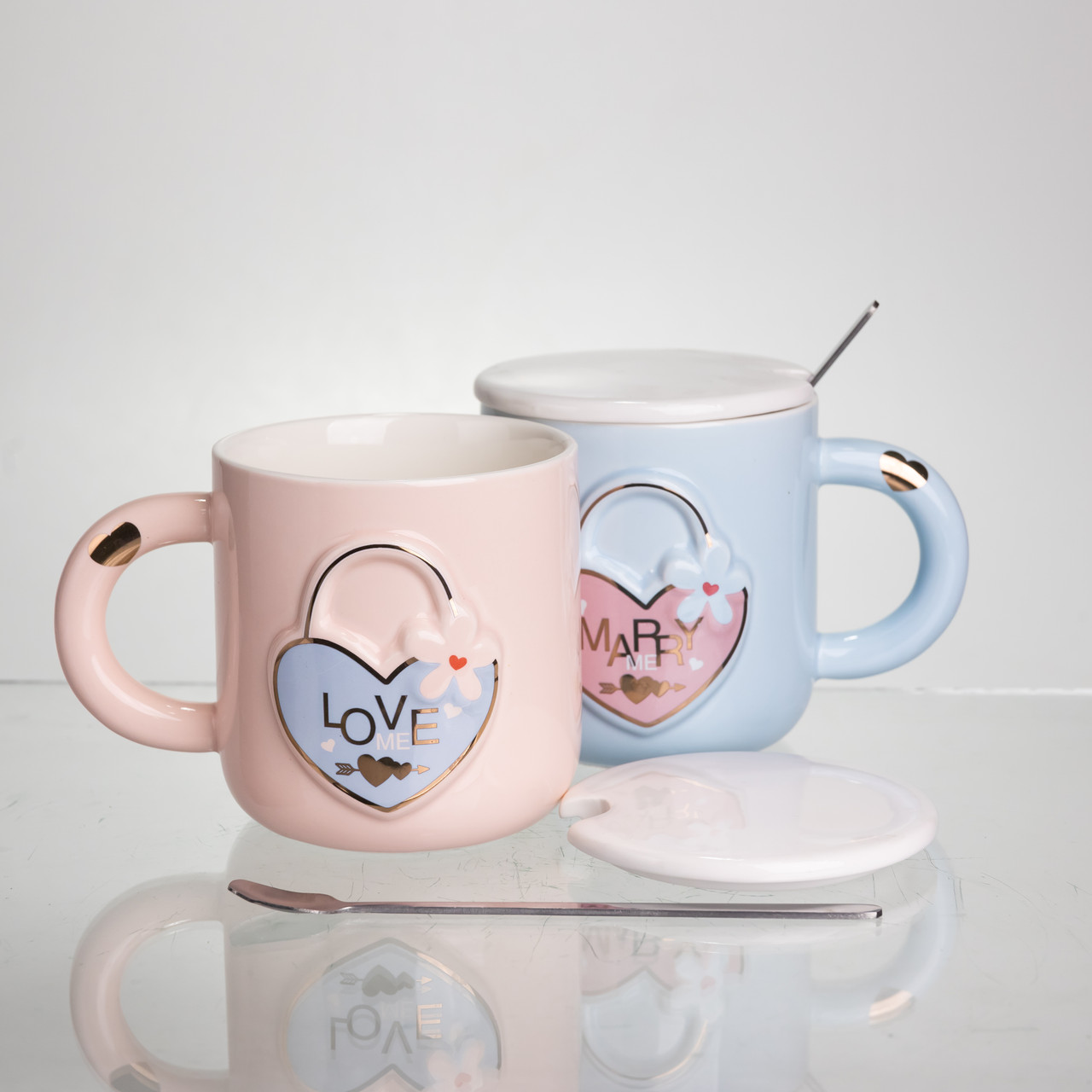 Набір парних порцелянових чашок із серцем 2 (шт) по 400 (мл) чашки на подарунок із кришкою та ложкою Рожевий з блакитним FM-32
