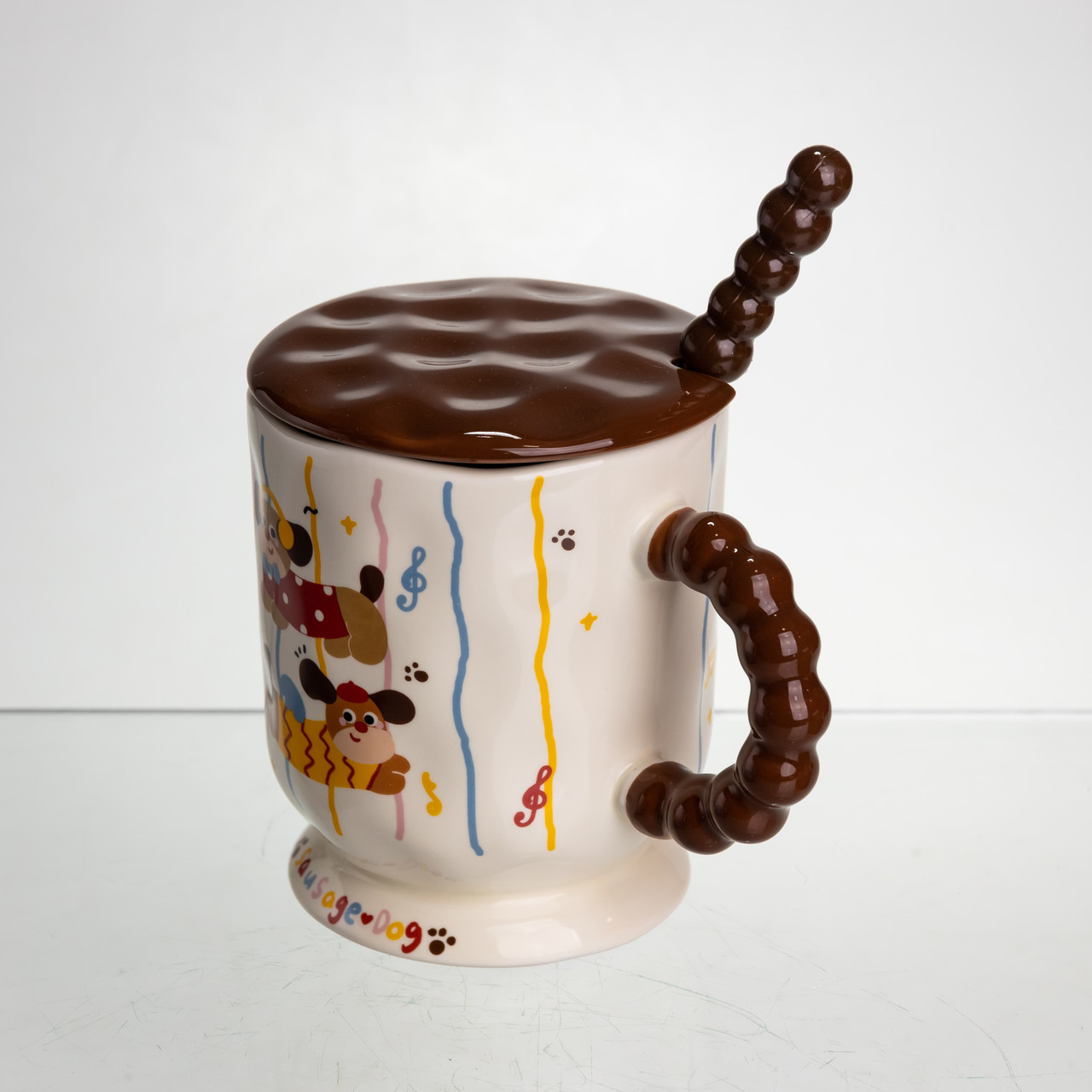 Новорічна порцелянова чашка "Весела Такса" з кришкою та ложкою 400 мл, Святкова кружка чашка для дітей на подарунок FM-17C