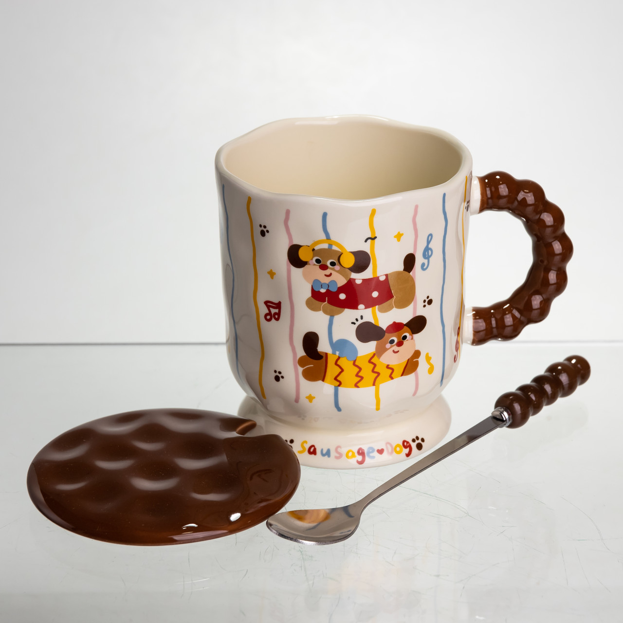 Новорічна порцелянова чашка "Весела Такса" з кришкою та ложкою 400 мл, Святкова кружка чашка для дітей на подарунок FM-17C