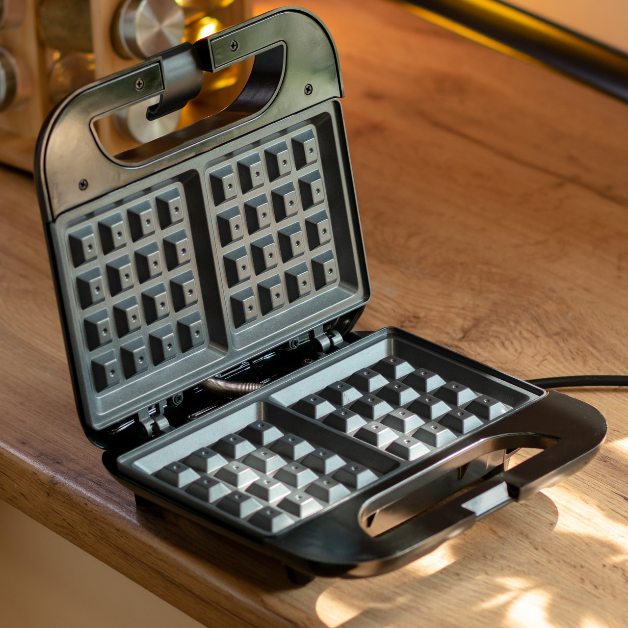 Вафельниця з антипригарним покриттям, швидким нагріванням і квадратною формою вафель 750 Вт Sokany SK-08070