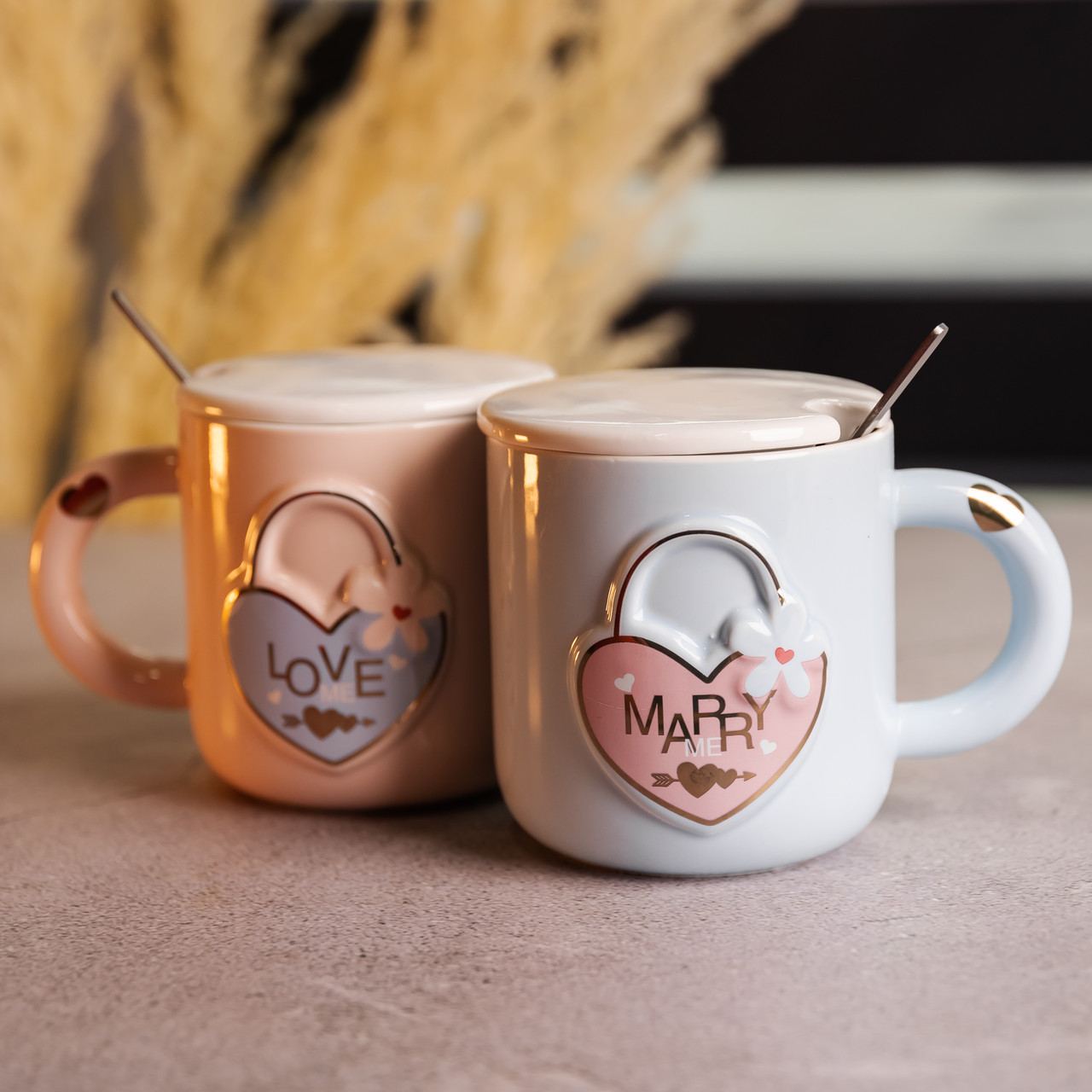 Набір парних порцелянових чашок із серцем 2 (шт) по 400 (мл) чашки на подарунок із кришкою та ложкою Рожевий з блакитним FM-32