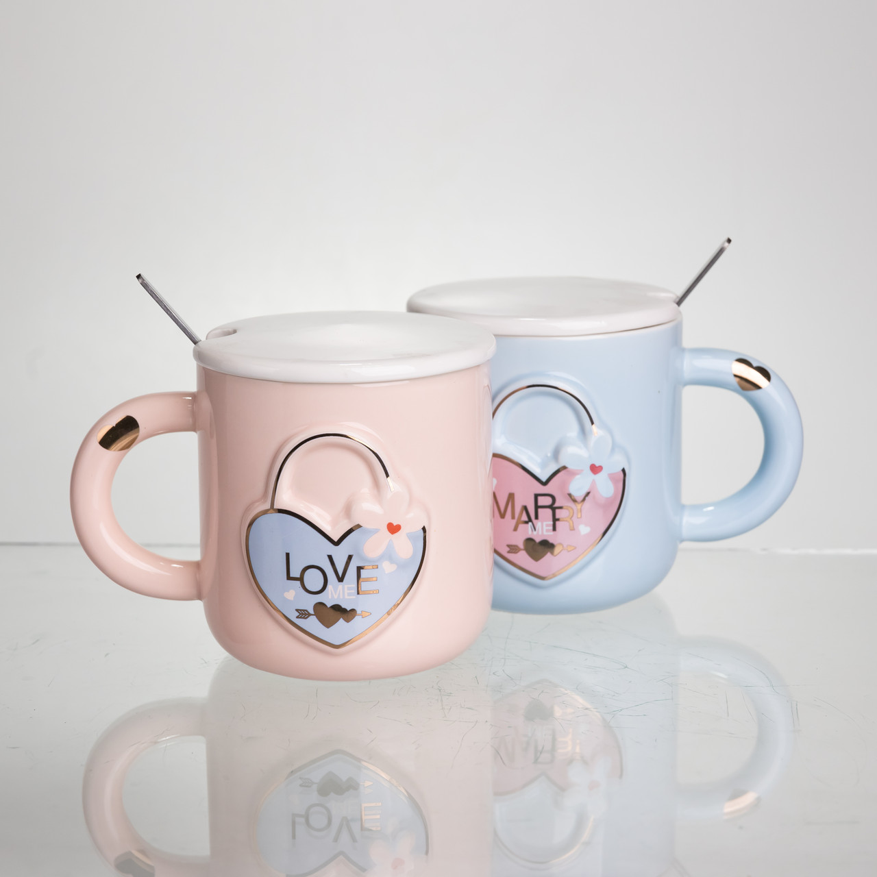 Набір парних порцелянових чашок із серцем 2 (шт) по 400 (мл) чашки на подарунок із кришкою та ложкою Рожевий з блакитним FM-32