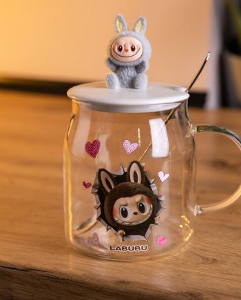 Новорічна велика скляна чашка "Лабубу" з кришкою та ложкою 600 мл, Святкова кружка чашка для дітей на подарунок Сірий FM-56A