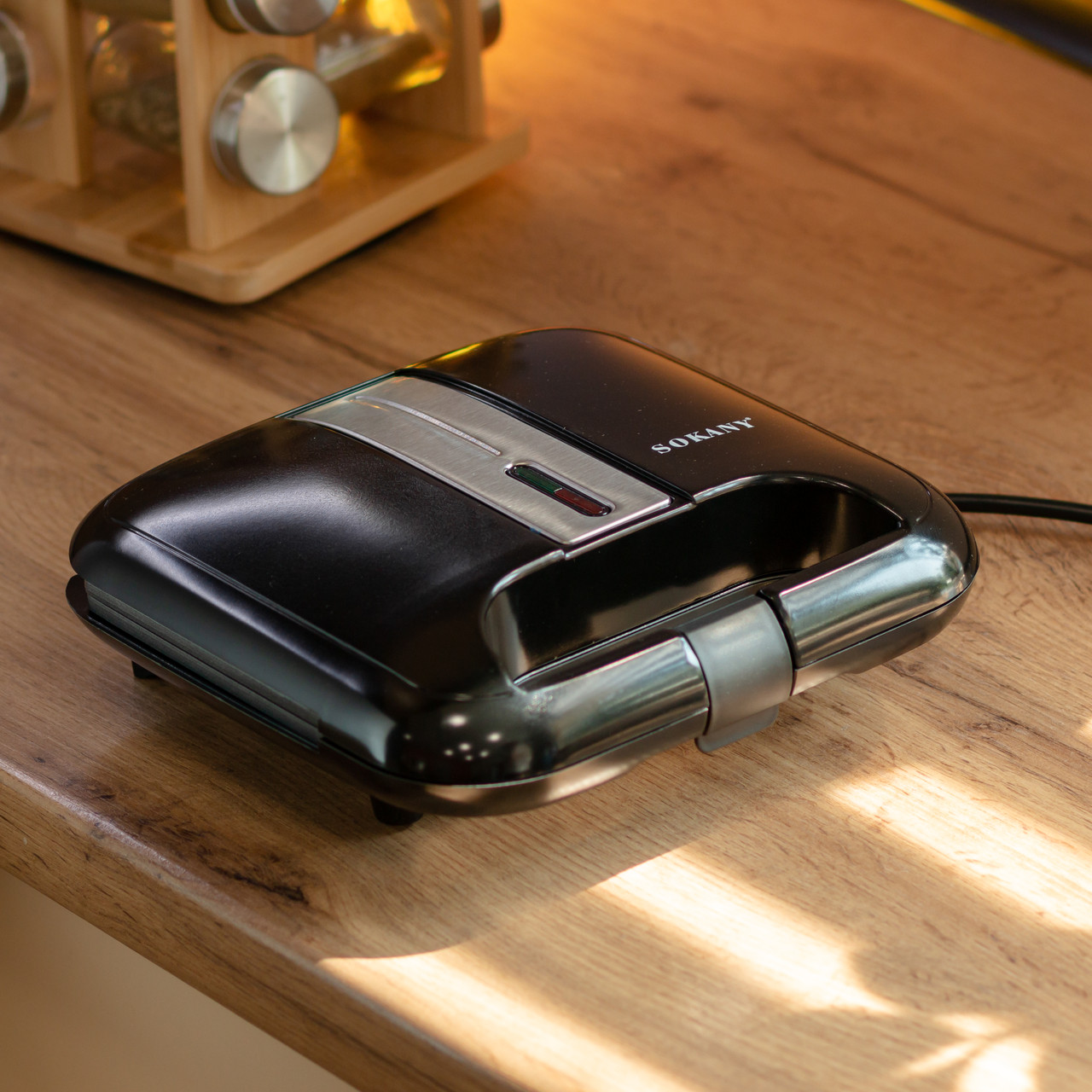 Вафельниця з антипригарним покриттям, швидким нагріванням і квадратною формою вафель 750 Вт Sokany SK-08070