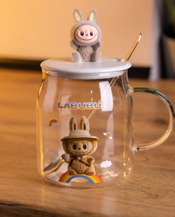 Новорічна велика скляна чашка "Лабубу" з кришкою та ложкою 600 мл, Святкова кружка чашка для дітей на подарунок Коричневий FM-56C
