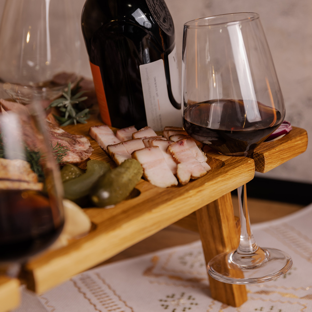 Винний столик-менажниця з дерева 50×30 см прямокутний на ніжках дуб BWS500180