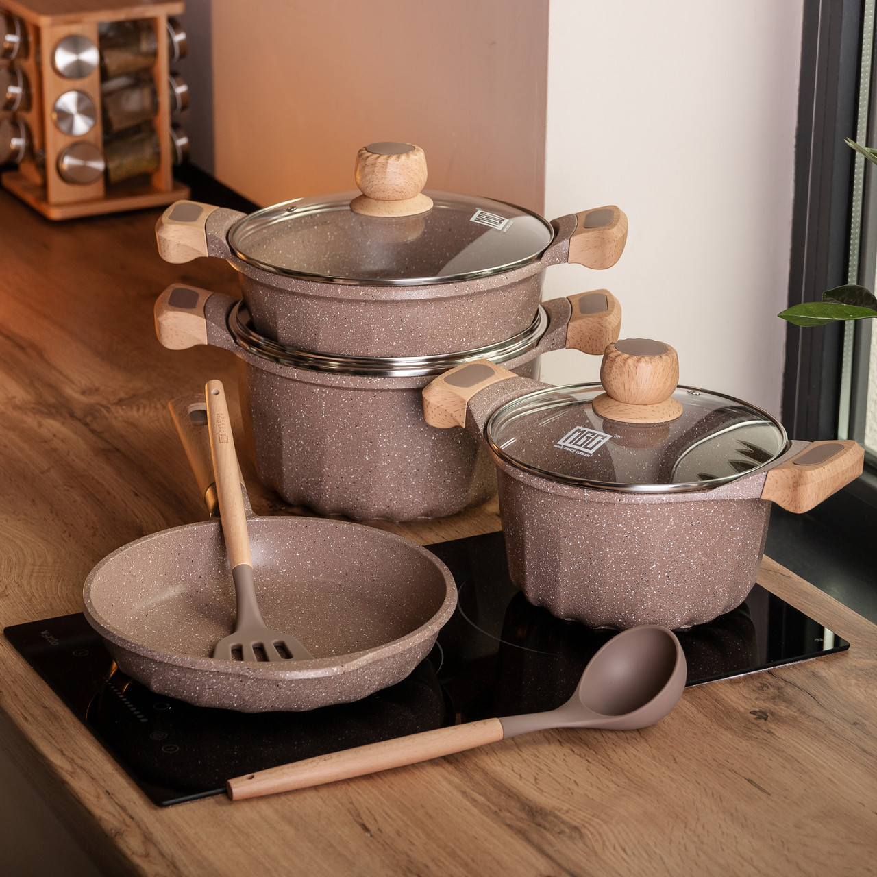 Набір посуду, 3 каструлі, товстодонне алюмінієве дно MGC з лопаткою та ополоником, кавовий HP-4-401CO